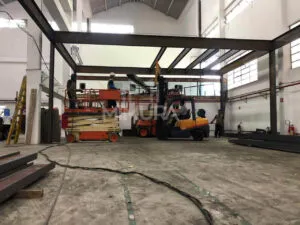 Passarela metálica em montagem