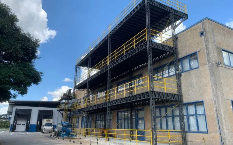 Passarela metálica de 3 andares