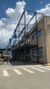 Passarela metálica de dois andares