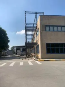 Passarela metálica de três andares em prédio em montagem