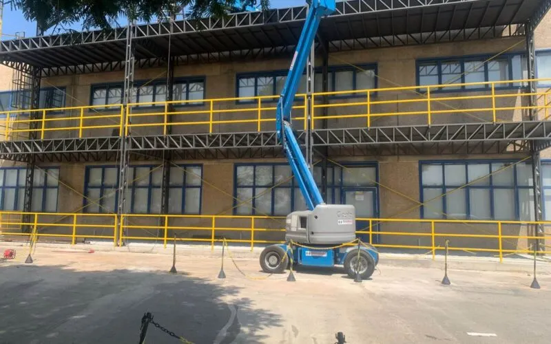 plataforma técnica para equipamentos em frente a um predio